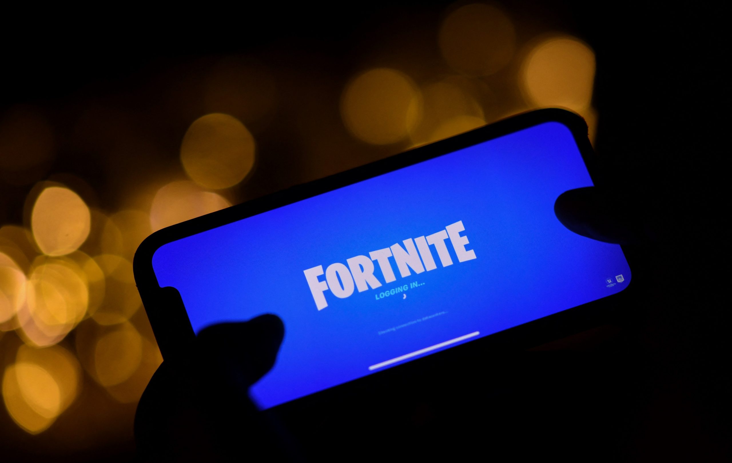 Le chargement du jeu « Fortnite » sur un smartphone