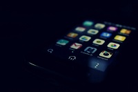 Un smartphone noir avec plusieurs applications