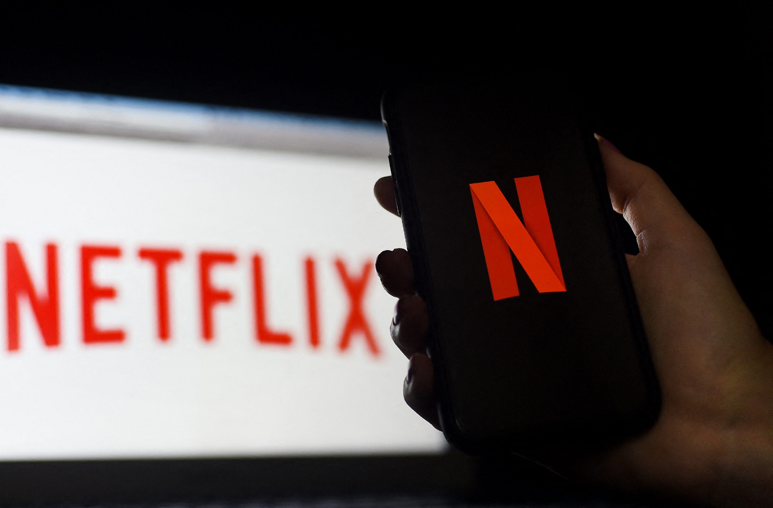 Logo de Netflix sur une télévision et un smartphone