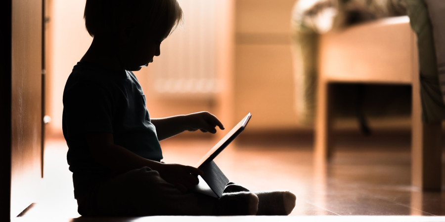 Un jeune enfant en train d'utiliser une tablette