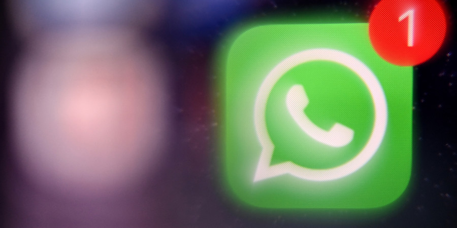 Ecran d’un smartphone montrant le logo de l’application mobile Whatsapp