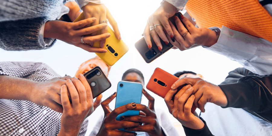 Des personnes utilisant des smartphones pour se connecter