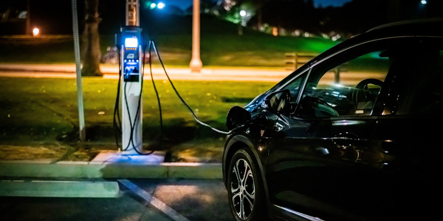 Voiture électrique en train de se recharger sur une borne électrique