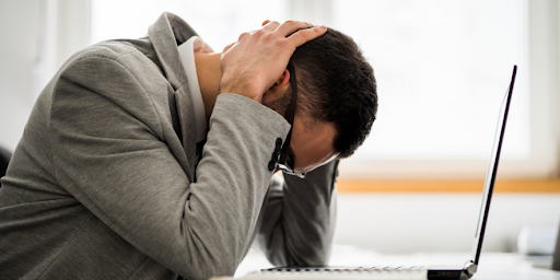 Personne stressée devant un écran d’ordinateur portable