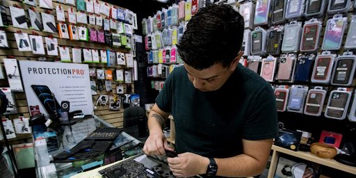 Un vendeur de batterie dans son magasin