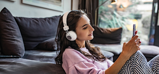 Une jeune fille en train d'écouter des podcasts anti-stress