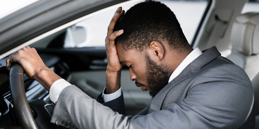 Un homme stressé au volant