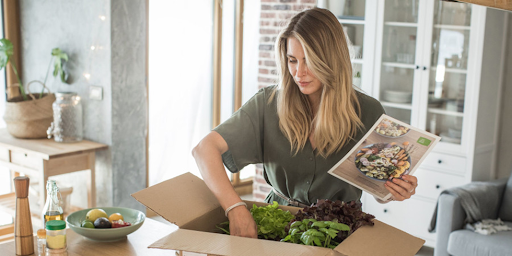 Une femme en train de déballer des produits achetés en ligne