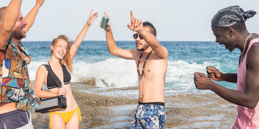 De jeunes vacanciers en train de danser sur la plage