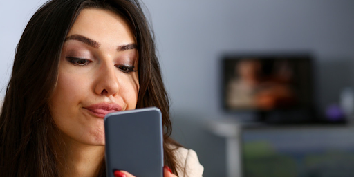 Une femme en train de regarder son smartphone