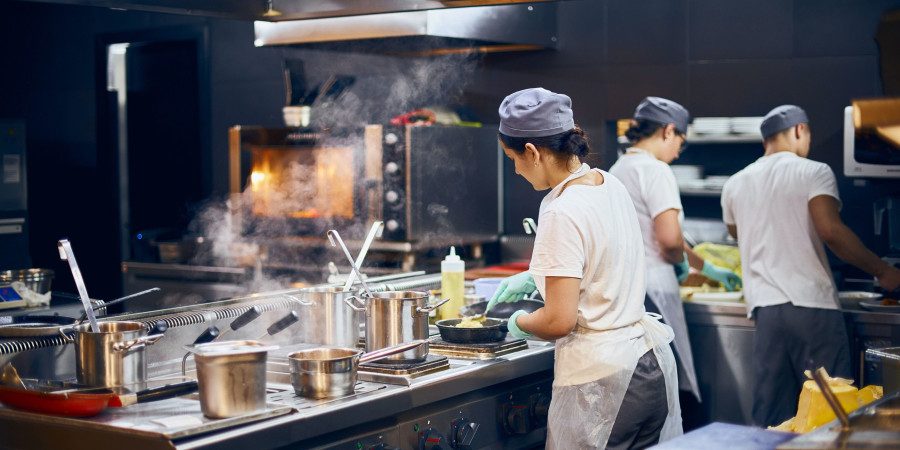 Des employés travaillant dans une chaîne de restauration rapide