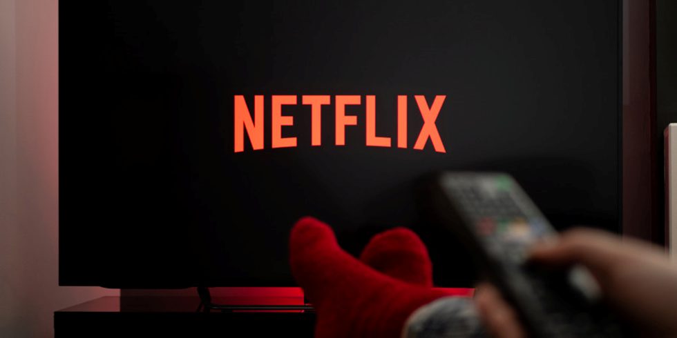 Une personne en train de regarder Netflix via sa télévision