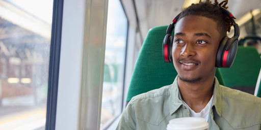 Un homme en train d'écouter des podcasts dans le transport en commun