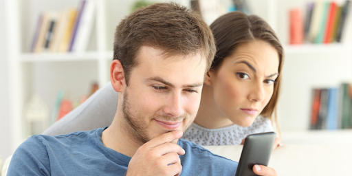 Une femme en train de voir ce que son partenaire fait sur son téléphone