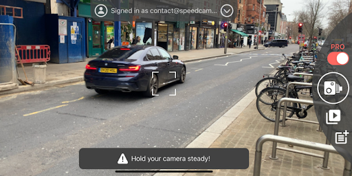 Une personne en train de filmer une voiture sur Speedcam Anywhere