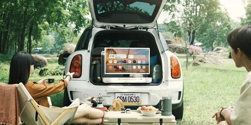 Le téléviseur-valise StanbyME Go de LG dans une voiture