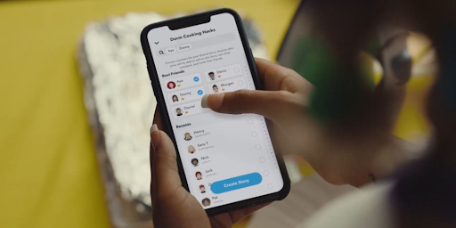 Une personne en train d'utiliser Snapchat sur son smartphone