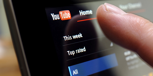 Une personne utilisant YouTube sur son smartphone