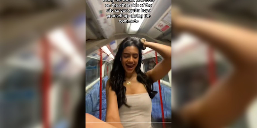 La Tube Girl dansant dans un métro